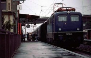 Vaihingen/Enz-Nord Lok 110 185 ER3011 BnB-Wagen Bahnsteig Fahrgäste