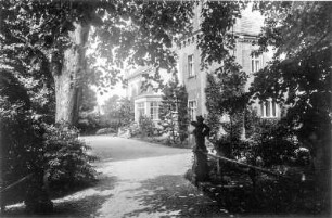 Kraśnik Dolny (Nieder-Schönfeld). Schloss (2. H. 17. Jh., 19. Jh.). Blick aus dem Garten zum Turm