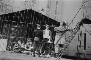 Szenenbilder aus "Der gute Mensch von Sezuan" von Bertolt Brecht unter der Mitarbeit von Ruth Berlau und Margarete Steffin. Berliner Ensemble 1957