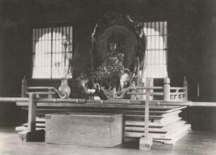 Kyoto, Japan. Tempel Ginkaku-ji (Jishō-ji), Tempel des Silbernen Pavillons. Buddhistischer Altar im Inneren