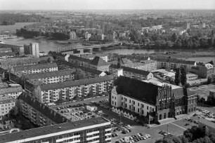 Deutsch-polnische Grenze, 1992. Frankfurt/Oder, Markt mit Rathaus. DAhinter Oder, Oderbrücke und der polnischte Teil der Stadt, Slubice