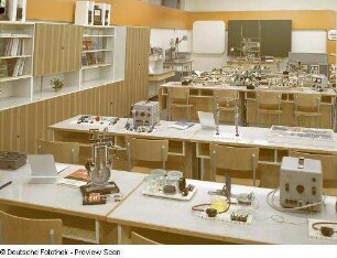 Schulbank : Ausstellungskoje mit Polytechnischem Kabinett. Ansicht mit Anbauwand und Schulbänken (1973)