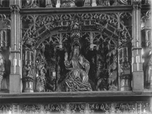 Schauseite (zweite); Mittelschrein: Maria der sieben Schmerzen?