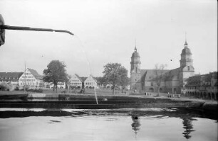 Freudenstadt: Brunnen am unteren Marktplatz, mit Wasserstrahl durch das Bild