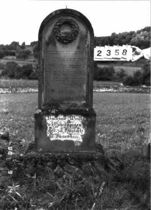 Grabstein 2358 (Index: 100097549) Maße HxBxT: 152x50x17 cm Symbolik: Trauerkranz: Grabstein 2358