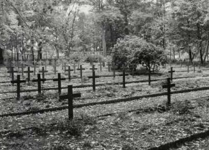 Königshain (Kreis Görlitz), Schloßpark. Soldatenfriedhof