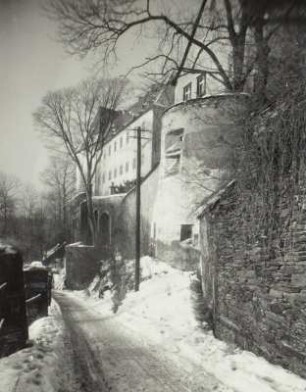 Burgk, Schloss : Burgk. Weg unterhalb der Ost-Seite des Schlosses