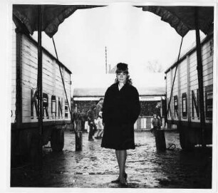 Christel Sembach-Krone (geb. 1936) zwischen zwei Wagen des Zirkus Krone