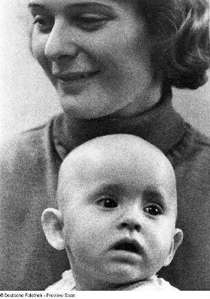 Frau Seidel mit Kleinstkind, aufgenommen in Dresden