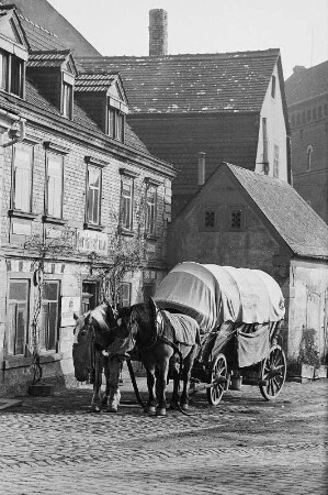 Planwagen mit zwei Pferden der "Richard Lüders Mühlenwerke Göhren" steht vor der "Gerichtsschänke"