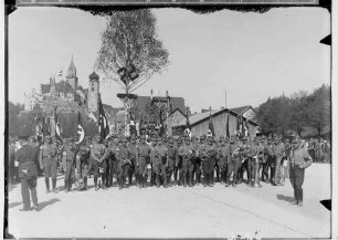 1. Mai-Feier Sigmaringen 1934; Uniformierte Musikkapelle vor dem Maibaum auf dem Festplatz; im Hintergrund Schloß