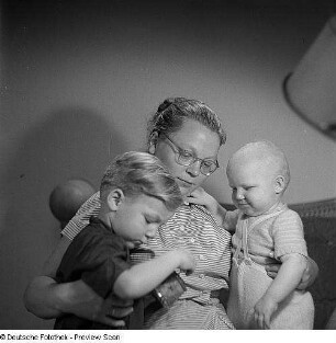Porträt Mutter mit Kind und Baby