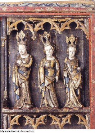 Mittelschrein eines Altars mit Maria mit Kind und Heiligen : Mittelschrein eines Altars mit Maria mit Kind und Heiligen. Schrein Laubholz, Figuren Lindenholz, geschnitzt, originale polychrome Fassung (um 1400). Drei weibliche Heilige. Dresden: Skulpturensammlung SAV 2007
