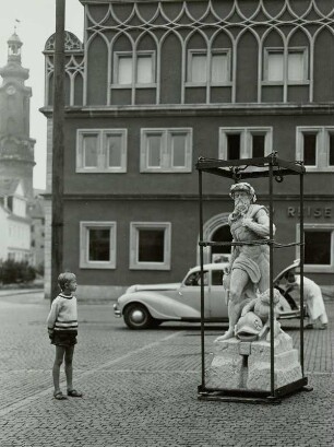 Weimar, Neptunbrunnen, Transport mit Spezialkran