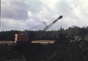 Universalbagger KM 251 (VRP) beim Grabenbau