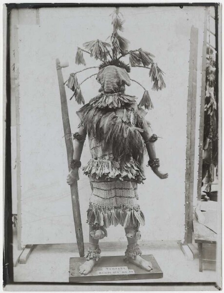 Exhibition mannequin decorated with Tumrahá objects ("Ačinaureta mask")