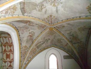 Stadtkirche-Langhaus Innen - Kapelle im Südosten mit Deckenmalerei sowie Kreuzrippengewölbe mit Schlußstein_01