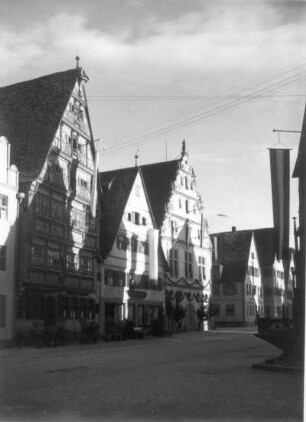 Dinkelsbühl, Weinmarkt 3/7. Hotel "Deutsches Haus" (1440, Ausbau um 1600) und Wohnhäuser. Straßenansicht