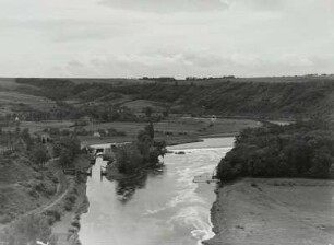 Rothenburg, Ortsansicht : Rothenburg (Saale). Ortsteilansicht mit Eisenbahnstrecke und Saaleschleuse und -wehr. Blick flußaufwärts