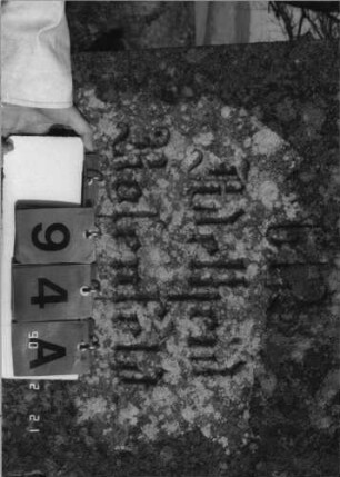 Grabstein 94 (Index: 100116254) Material: Sandstein, Granitplatte Zustand: Schriftplatte an der Stele fehlt Maße HxBxT: 266x64x27 cm Beschreibung: doppelt aufgesockelte Stele mit doppeltem, eingezogenem Segmentbogenabschluß, Schriftplatte aus Stele und oberem Sockel, Schriftfeld auf der Rückseite: Grabstein 94A