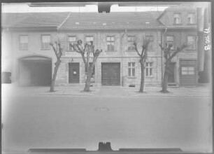 Neuruppin, Steinstraße. Wohnhaus mit Laden. Straßenfront