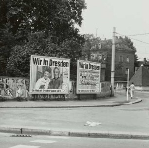 Werbetafeln der "Dresdener Morgenpost", darunter Losung "DDR - Keine Kohlonie" (teilweise verdeckt; sinnumkehrend ausgestrichen)