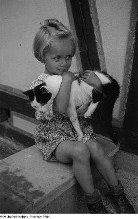 Mädchen mit einer Katze