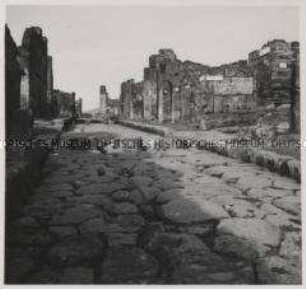 Pompeji, Via Stabiana, Vom Verkehr der Fuhrwerke abgenutzt