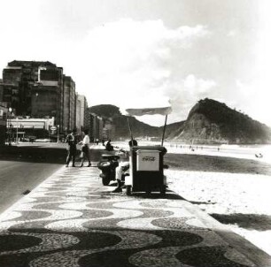 Rio de Janeiro, Brasilien. Strand von Copacabana mit mobilem Coca-cola-Verkaufsstand