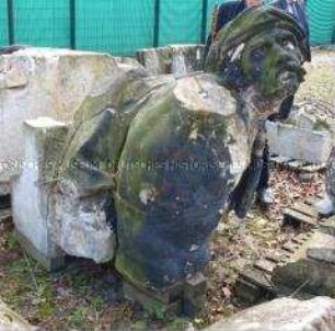 Fragment einer Zeughaus-Bauplastik: Kopf und Oberkörper eines gefesselten Kriegers aus der Bellona-Gruppe (Dachbalustrade, Südseite)