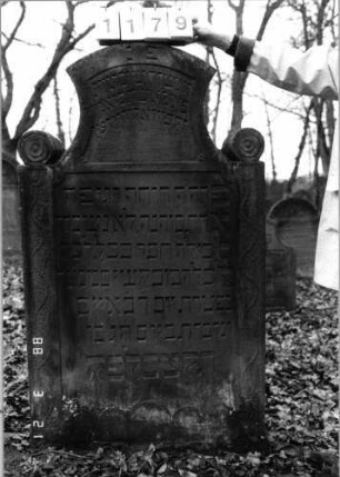 Grabstein 1179 (Index: 99903022) Material: Sandstein Maße HxBxT: 145x83x12 cm Besonderheit: kulturhistorisch wertvoll / künstl.-formale Gründe: Grabstein 1179