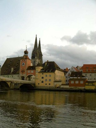 Regensburg: Altstadt mit Salstadel, Brückentor und Dom St. Peter