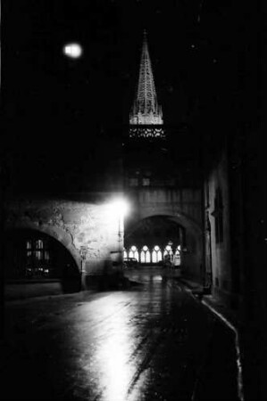 Freiburg: Münsterturm angestrahlt, mit Turmstraße und Laterne