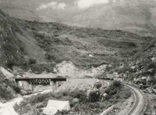 Brücke oberhalb der Waldregion