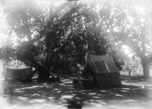 Im Lager : Szene im Zeltlager der Expedition in Freretown. Reisende sitzen vor ihrem Zelt und an einem Baum