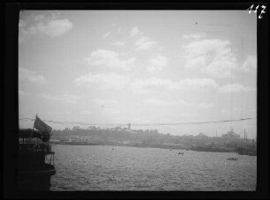 Konstantinopel (=Istanbul, Türkei): Bosporus mit Stadtpanorama, im Hintergrund rechts die Hagia Sophia