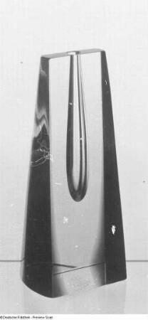Vase. Mehrschichtenglas, Höhe 18,5 cm, Novy Bor, 1960. Dresden, Kunstgewerbemusem 37536