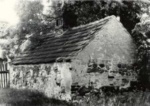 Backofen in Heide : Bauwesen - Wirtschaftsgebäude und Gehöfte. Ort: Hola / Heide. Haus Nr. 10. Backofen im Garten.
