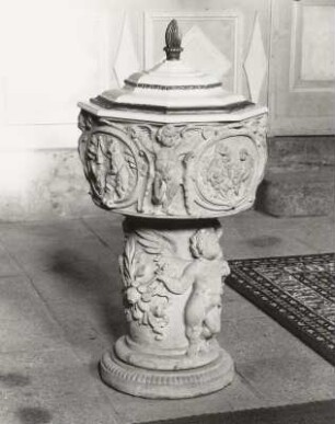Taufstein mit Szenen aus dem Leben Christi