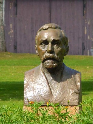 Karlskoga - Porträtbüste von Alfred Nobel : Im Park des letzten Wohnsitzes des schwedischen Erfinders Alfred Nobel steht seine Porträtbüste, aufgenommen im Gut Björkborn in Karlskoga am 26. Juli 2012