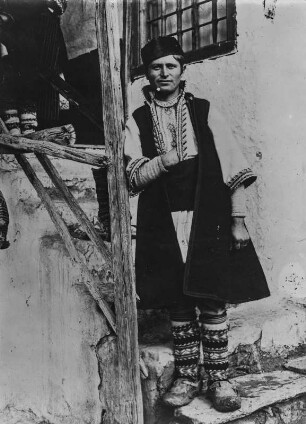 Ein Amorune : Porträt eines Mannes in Tracht, der der Volksgruppe der Aromunen angehört