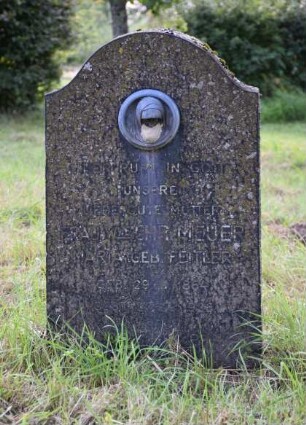 Grabstein mit Medaillon Maria Meuer