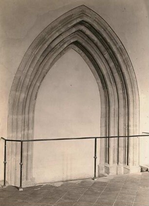 Ossegg (Osek). Zisterzienserstift. Konventgebäude. Ehem. Eingangstür (1930 freigelegt) in das Refektorium (Südseite des Kreuzganges