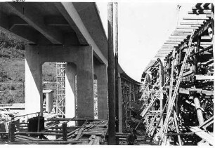 Franzosenschluchtbrücke (L1213), km 162,447 Fahrbahn Stuttgart - Ulm fertig, Fahrbahn Ulm - Stuttgart im Bau, Lehrgerüst