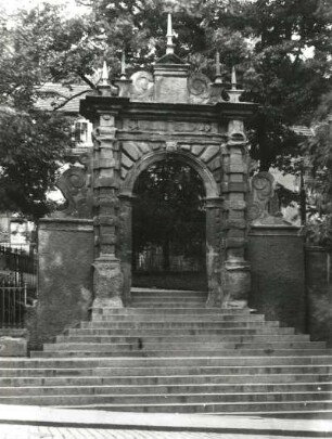 Meißen, Tuchmachertor : Meißen. Tuchmachertor. An der Frauenkirche. Zustand vor der Wiedererrichtung