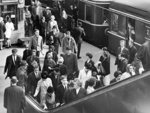 Hamburg. Hauptbahnhof. Betriebsamkeit während des Berufsverkehrs. Reisende auf dem Bahnsteig der S-Bahn