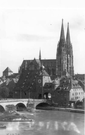Regensburg. Teilansicht mit Steinerner Brücke, Dom St. Peter, Brückentor und Salzstadel. Blick von Nordwesten über die Donau