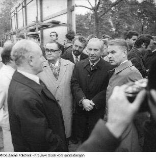 Dresden-Altstadt, Lennéstraße, Feierliche Einweihung des Denkmals für Dr. Richard Sorge (1977; Gerd Jäger) an der 1970 umbenannten Dr.-Richard-Sorge-Straße (mit Claußen)