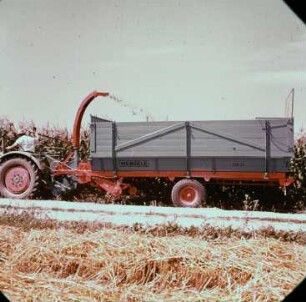 Fotografie: Futtererntetechnik, Maissilage, Maishäcksler angebaut