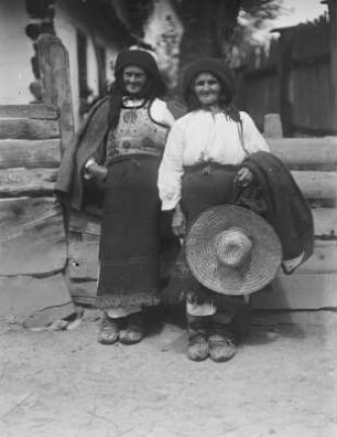 Rumänische Frauen : Portrait zweier rumänischer Frauen in Siebenbürgen.